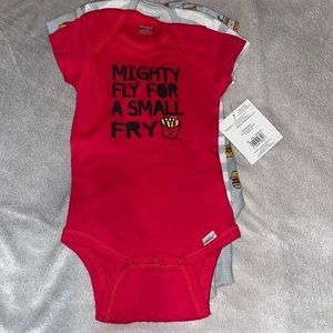 NWT 3 pack‎ Onesies by Gerber Brand size 6/9months